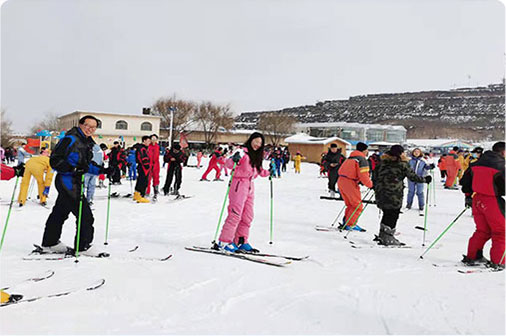 “速度与飞翔，欢乐与欢笑绽放在雪地”冬季拓...